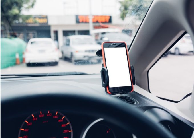 Montaż uchwytu do smartfonu w samochodzie